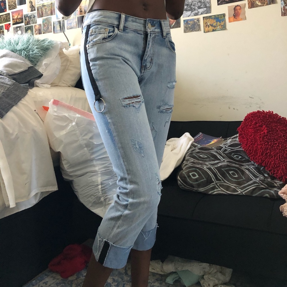 LIGHTLY DISTRESSED JEANS WITH CHAIN DETAIL